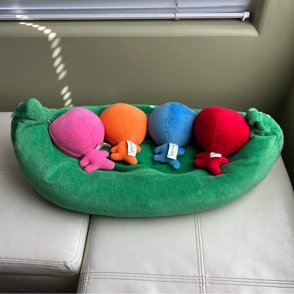 One 23” Beanpod with Four 6” Dolls - Picture 3 of 5